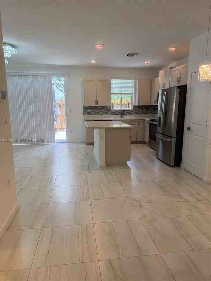 2355 Se 10th St - Photo 4 of 24