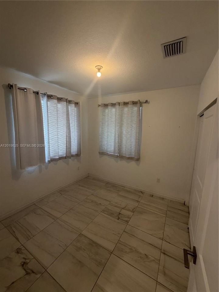 2355 Se 10th St - Photo 5 of 24