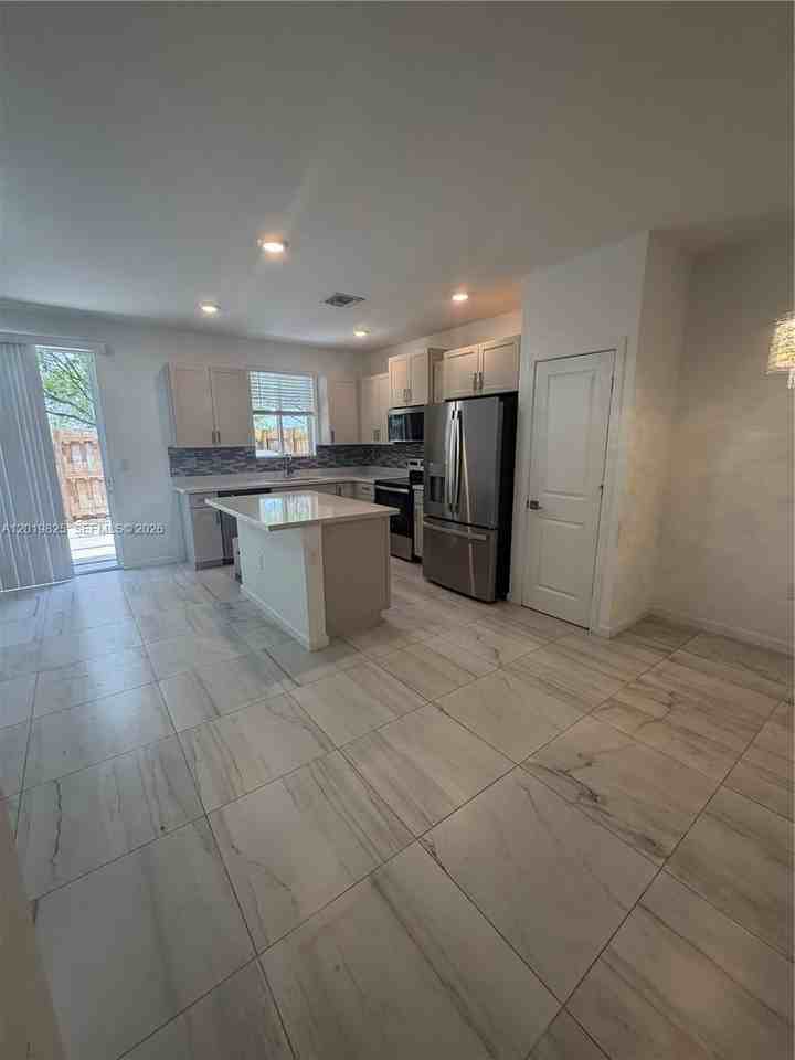 2355 Se 10th St - Photo 7 of 24