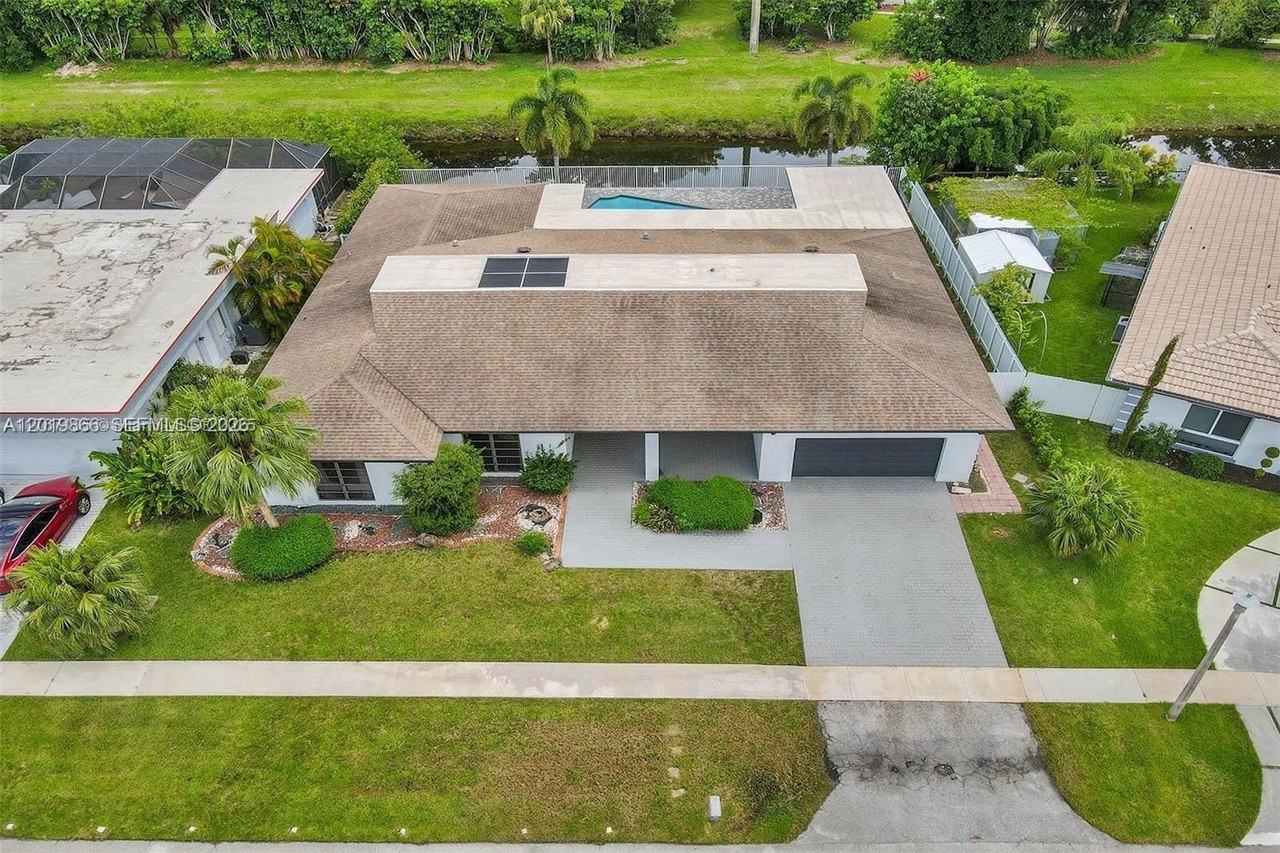 16610 Royal Poinciana Ct - Photo 5 of 47