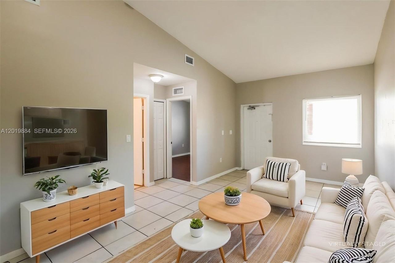 925 Ne 34th Ave #203 - Photo 3 of 18