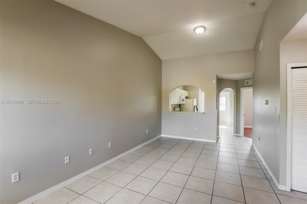 925 Ne 34th Ave #203 - Photo 4 of 18