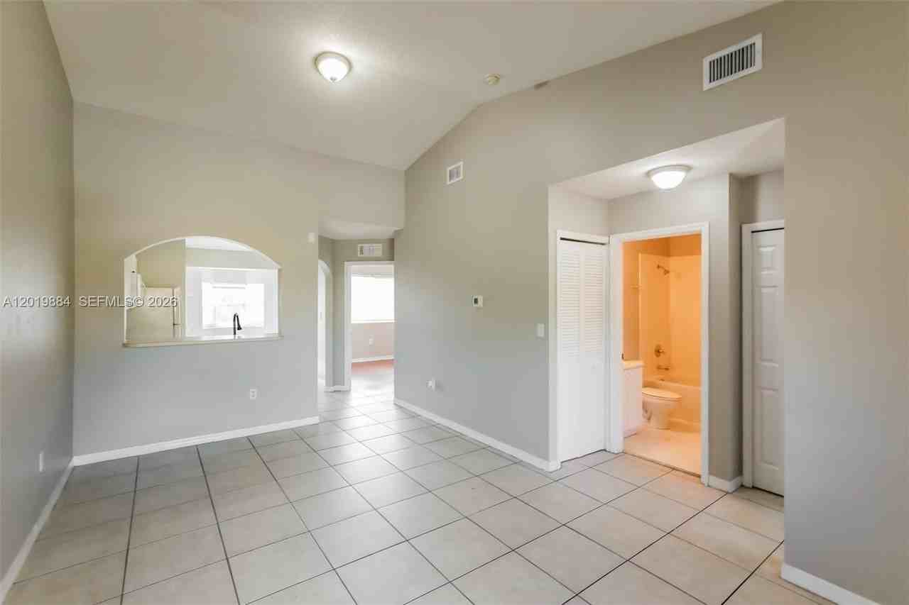 925 Ne 34th Ave #203 - Photo 5 of 18