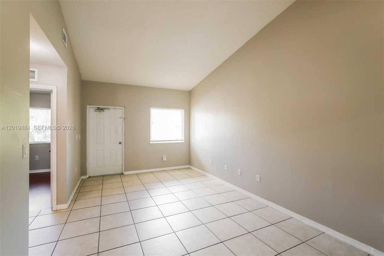 925 Ne 34th Ave #203 - Photo 6 of 18