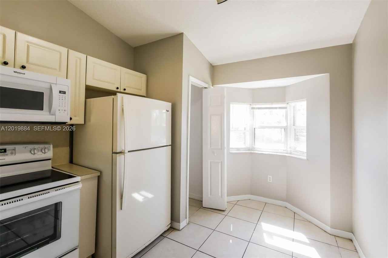 925 Ne 34th Ave #203 - Photo 7 of 18