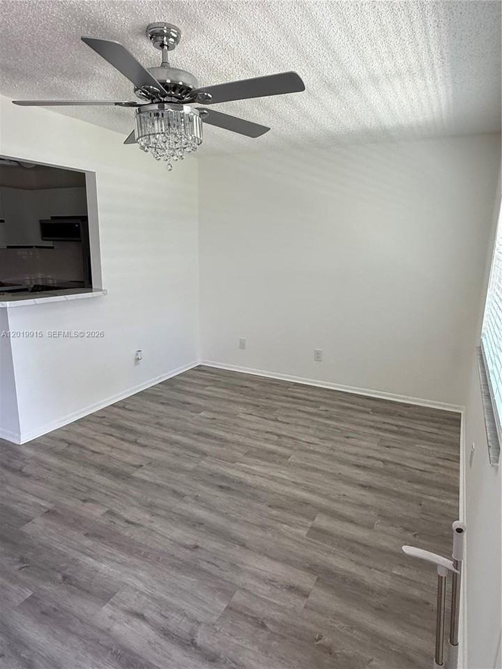 18 Lake Vista Trl #204 - Photo 4 of 33