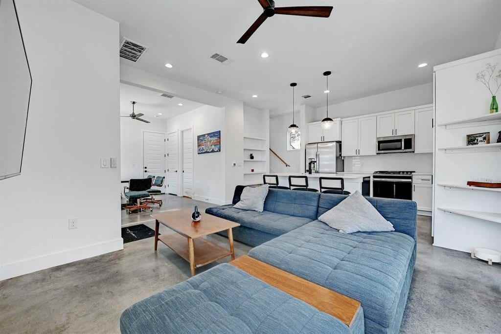 2812 E 4th St - Photo 4 of 26