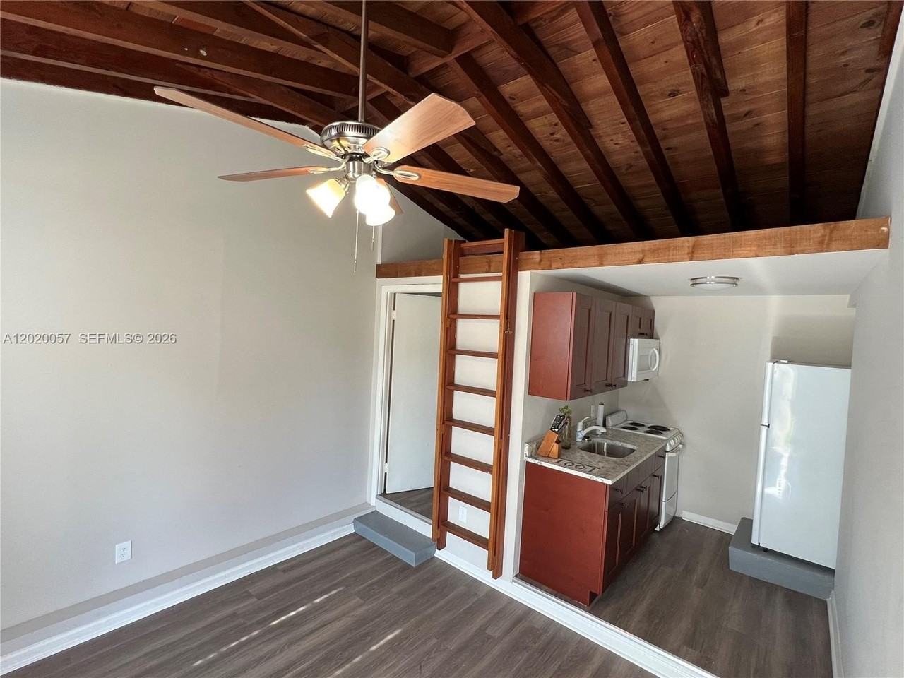 1001 S 22nd Ct - Photo 2 of 7
