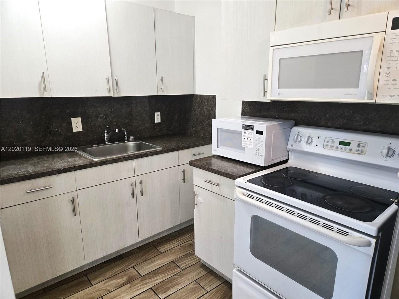 1662 Nw 1st St #2 - Photo 4 of 8