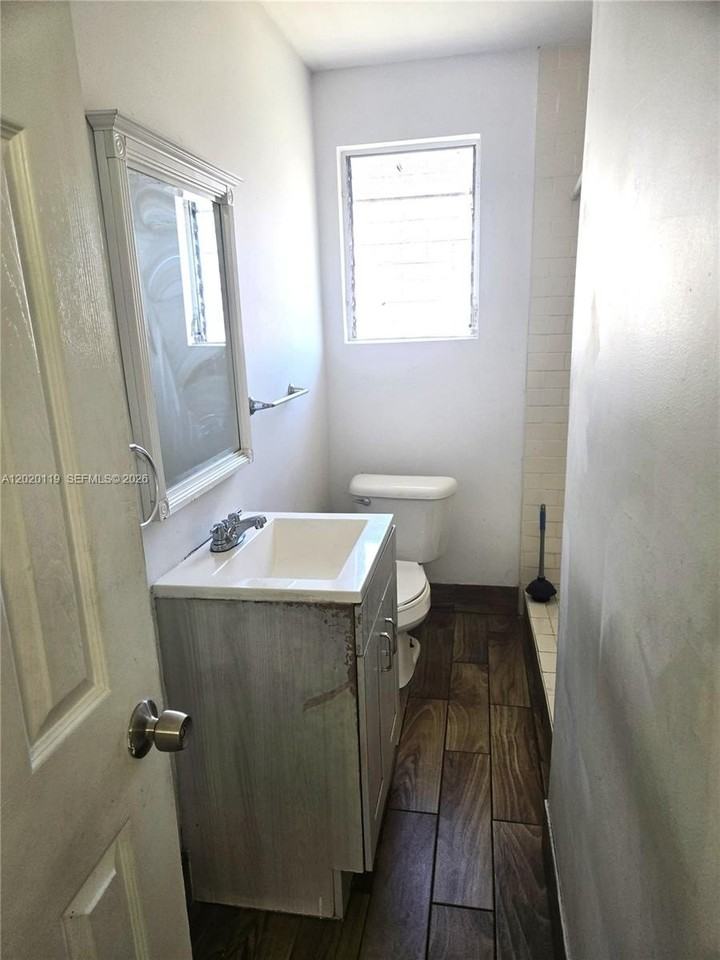 1662 Nw 1st St #2 - Photo 7 of 8