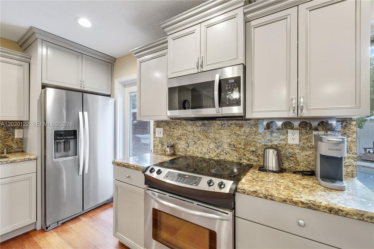1311 Ne 26th Ter - Photo 6 of 47