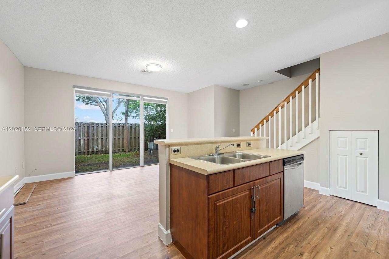 1049 Ne 42nd Pl - Photo 2 of 24