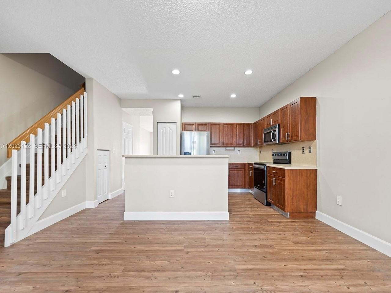 1049 Ne 42nd Pl - Photo 3 of 24