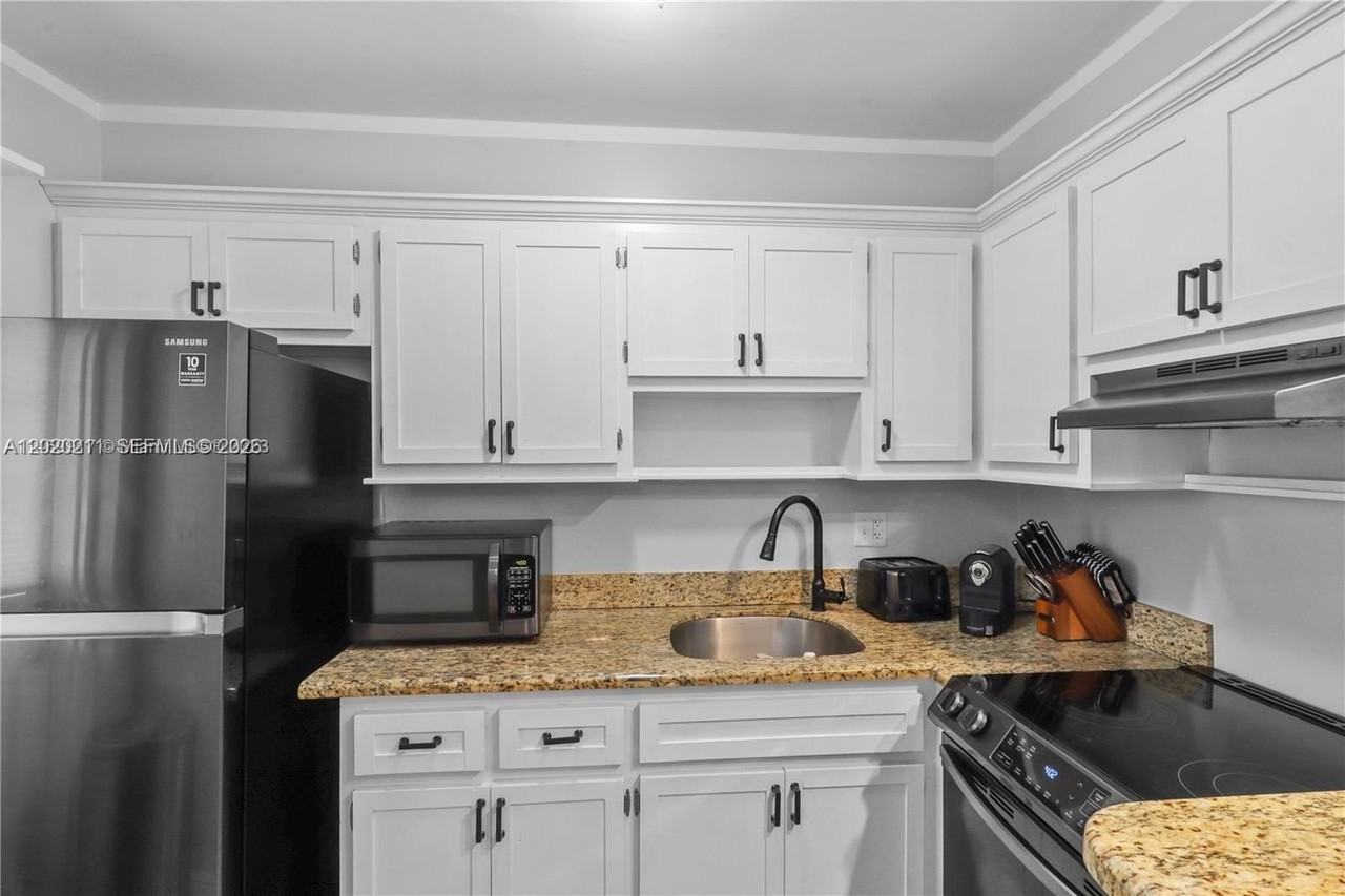 2420 Se 17th St #301C - Photo 4 of 18