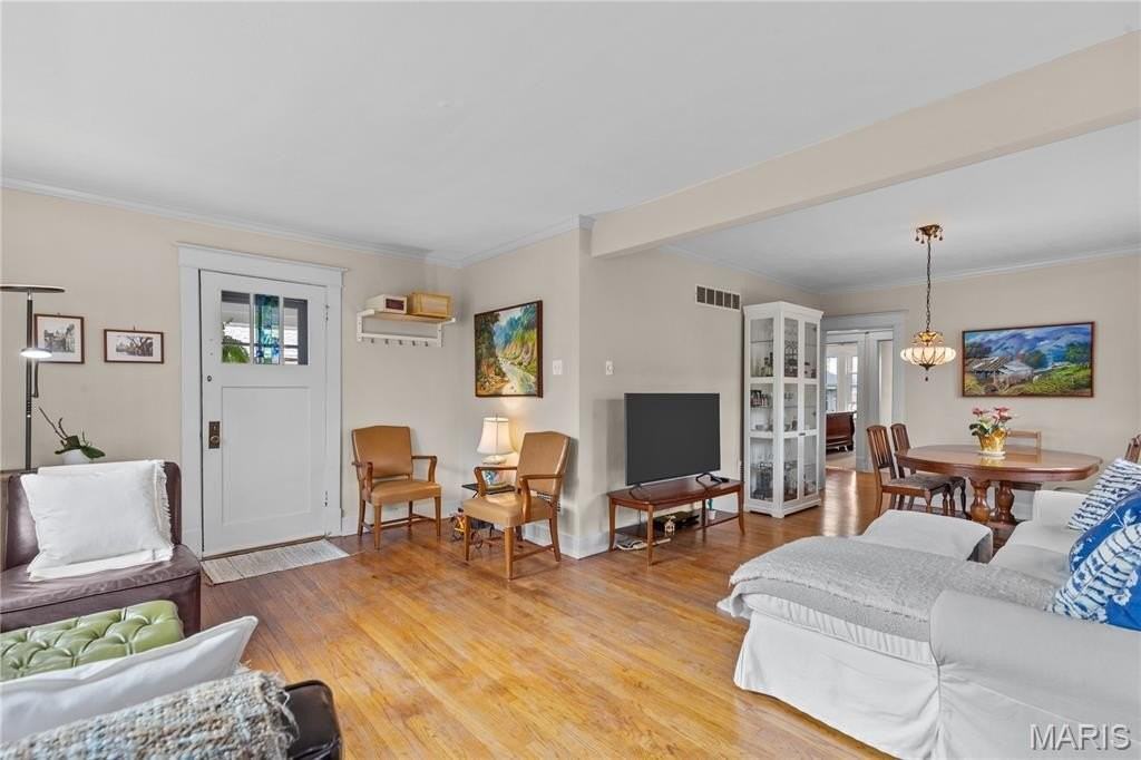 1027 Curran Ave - Photo 4 of 28