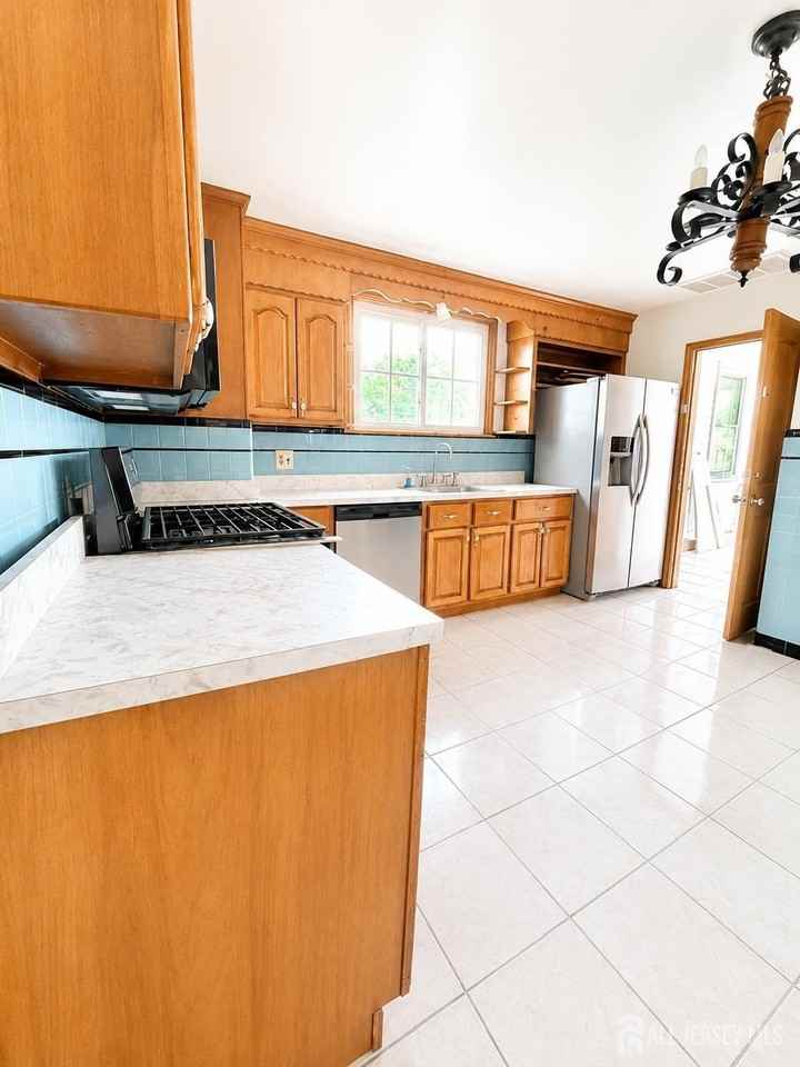 581 W Side Ave - Photo 5 of 12
