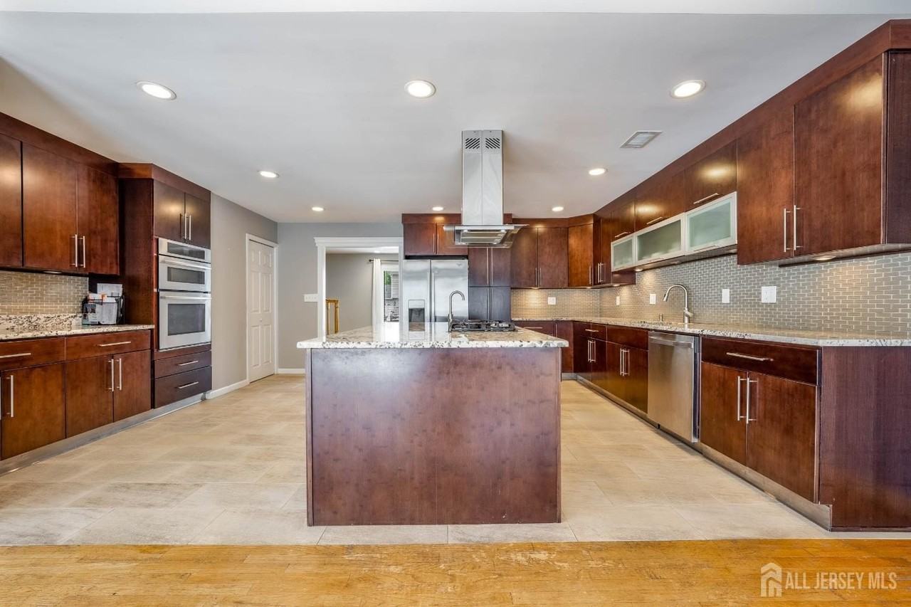 4 Patricia Ave - Photo 5 of 35