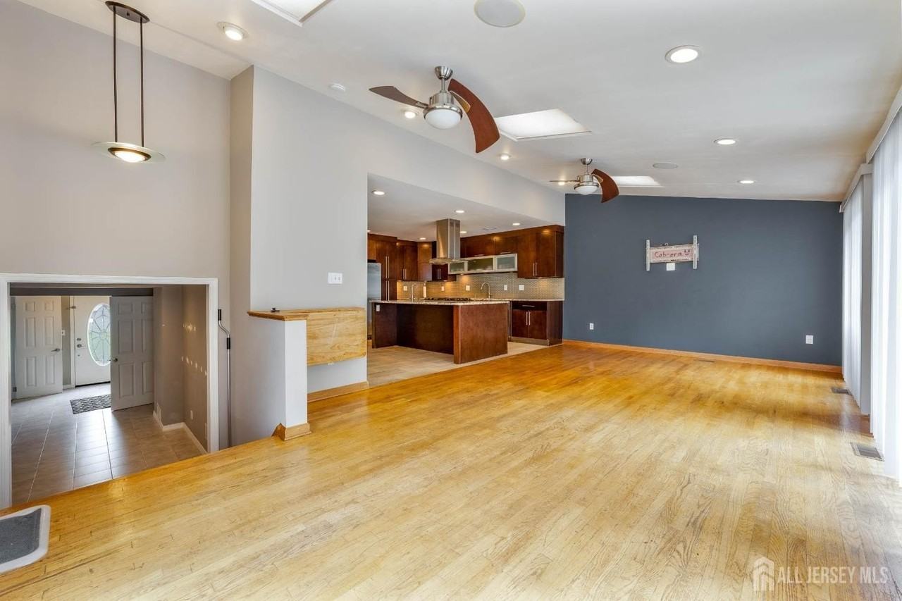 4 Patricia Ave - Photo 7 of 35