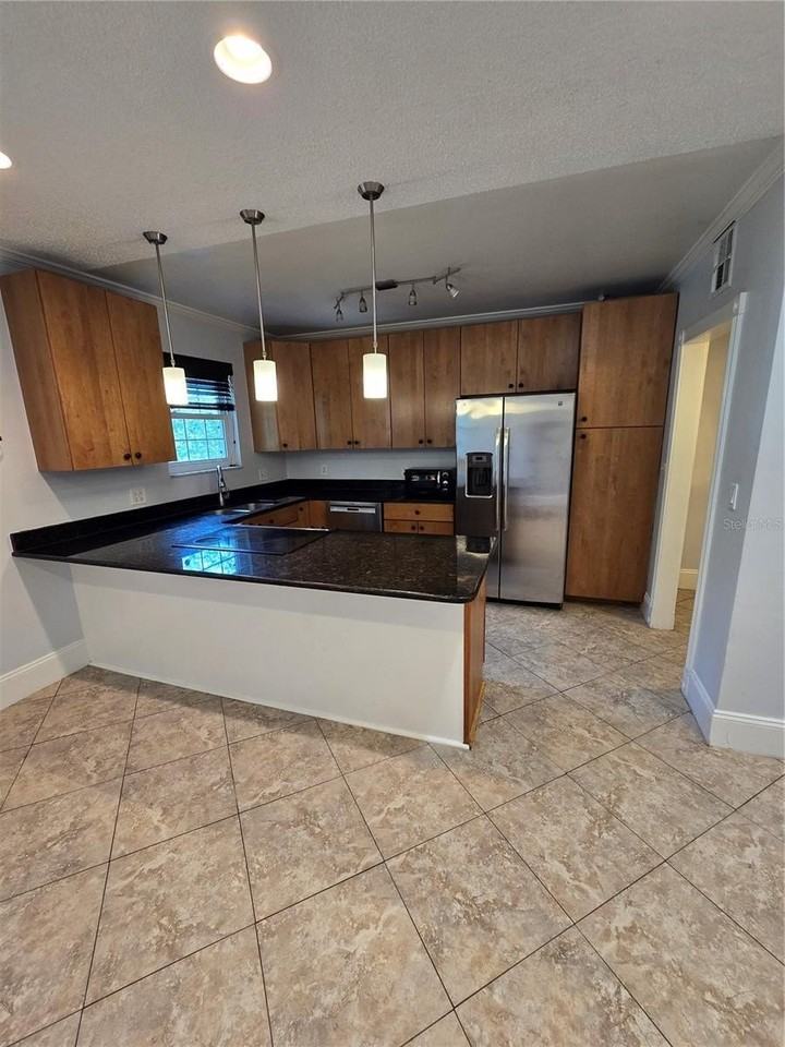 612 E Church St - Photo 7 of 32