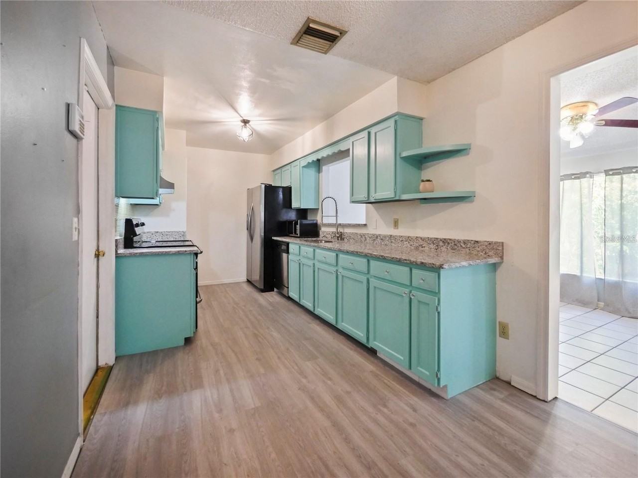 240 Maureen Dr - Photo 3 of 48