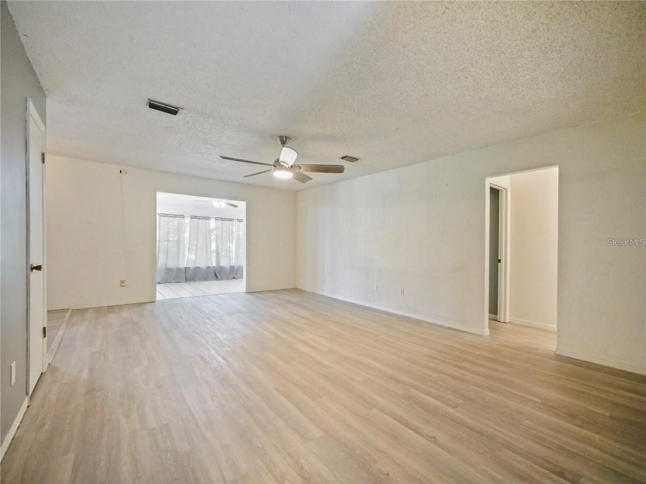 240 Maureen Dr - Photo 5 of 48