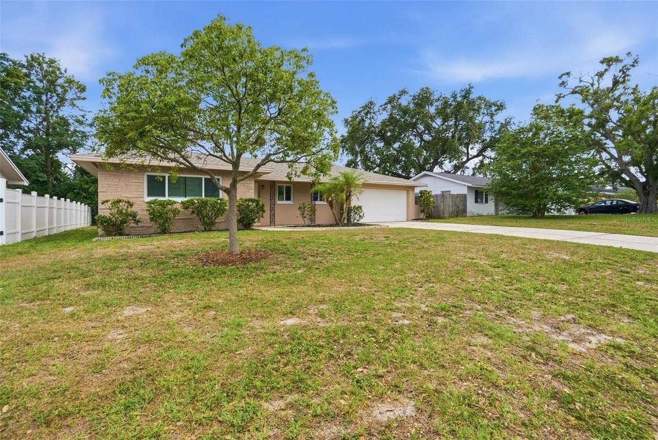 2465 Brentwood Dr - Photo 2 of 25