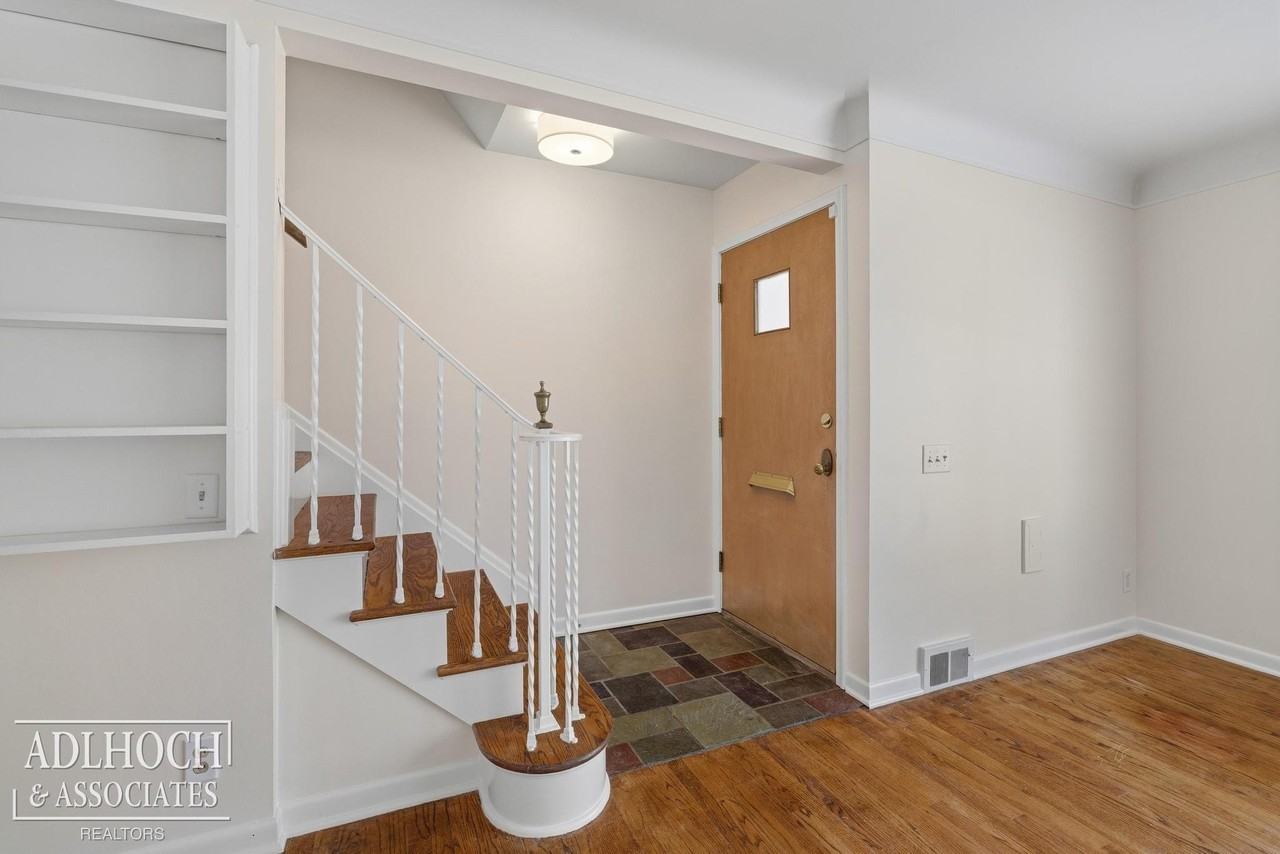 17209 E Jefferson Ave - Photo 2 of 21