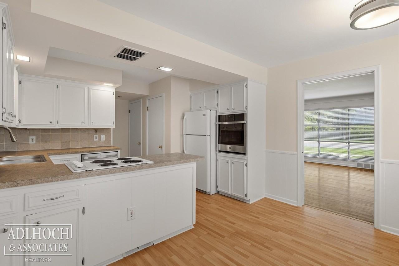 17209 E Jefferson Ave - Photo 6 of 21