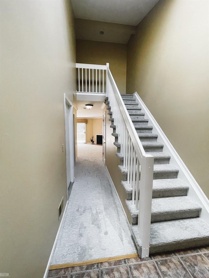 42200 Aspen Ct - Photo 3 of 17