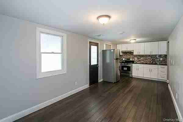 335 Gillette St - Photo 2 of 10