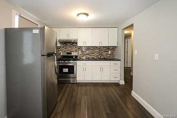 335 Gillette St - Photo 3 of 10