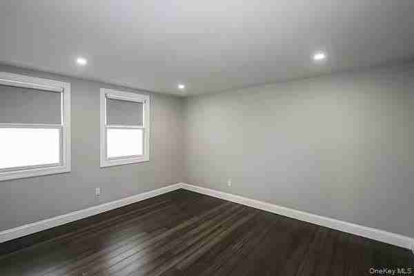 335 Gillette St - Photo 4 of 10