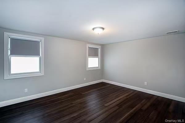 335 Gillette St - Photo 6 of 10
