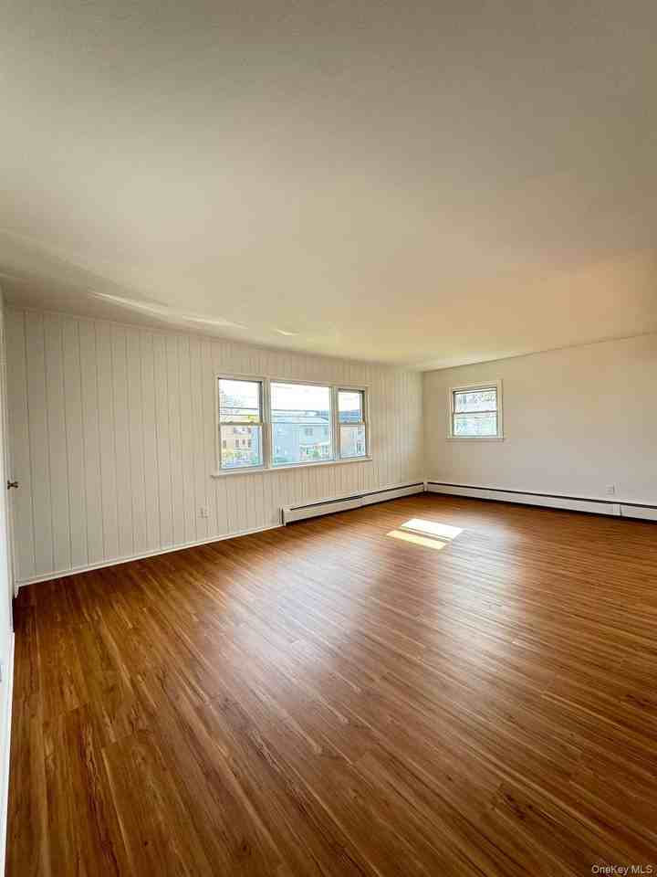 131 Roslyn Rd #1stFL - Photo 2 of 17