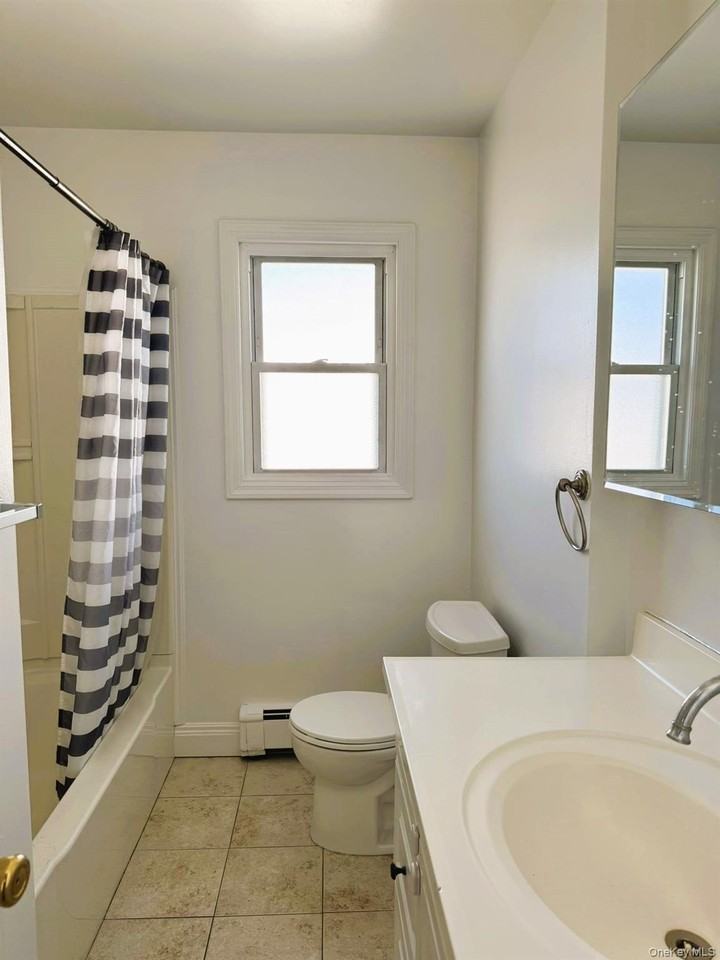 131 Roslyn Rd #1stFL - Photo 3 of 17