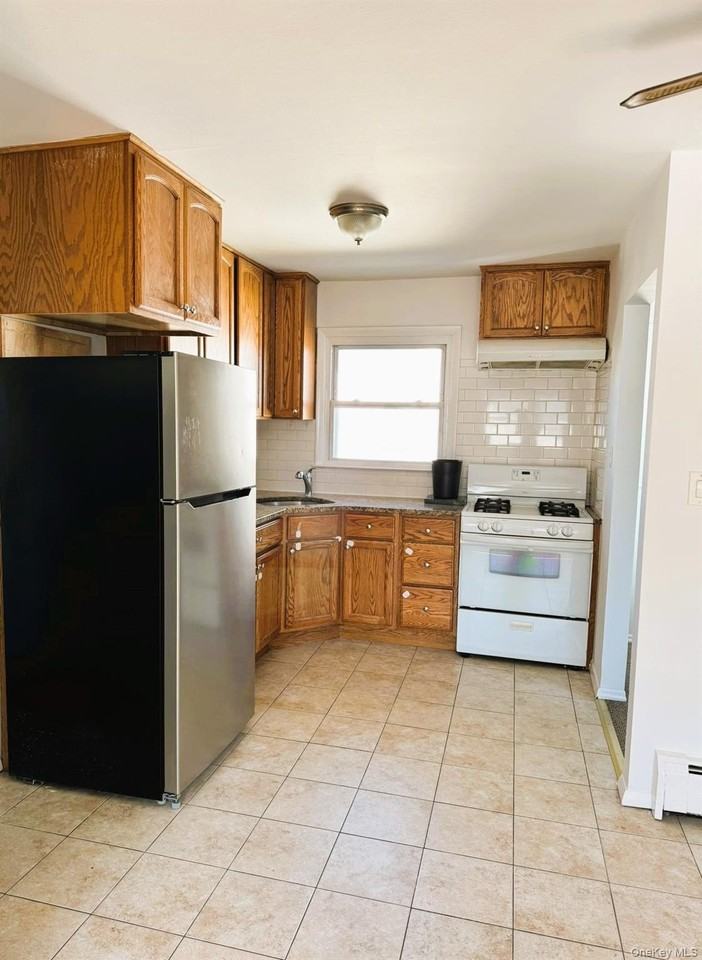 131 Roslyn Rd #1stFL - Photo 4 of 17
