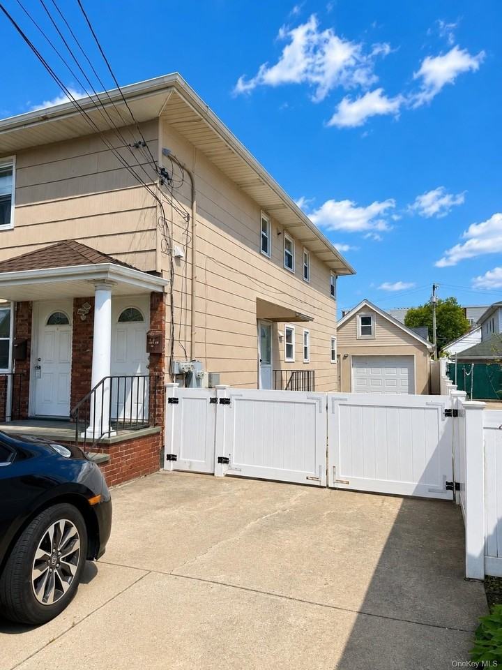 131 Roslyn Rd #1stFL - Photo 5 of 17