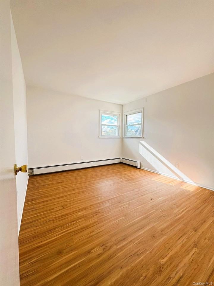 131 Roslyn Rd #1stFL - Photo 7 of 17