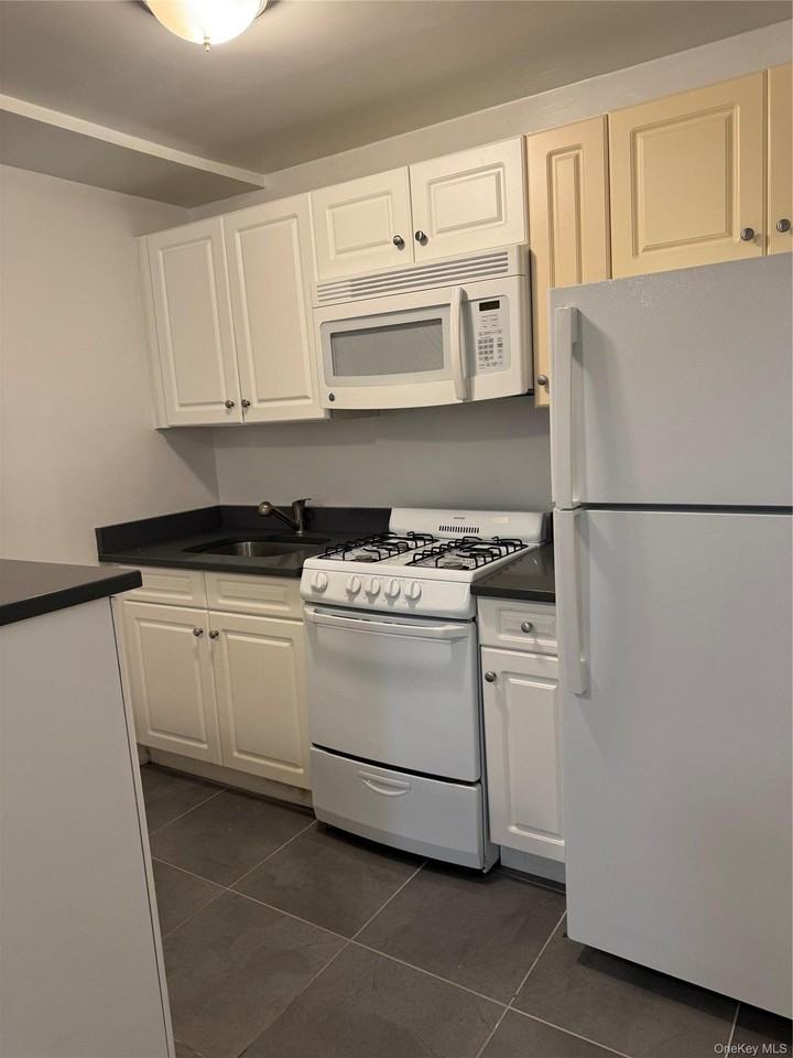 8321 Lefferts Blvd - Photo 4 of 6