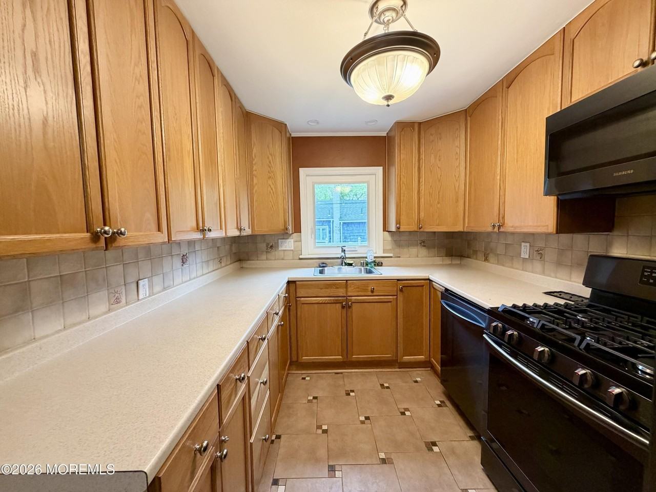 621 Myrtle Ave - Photo 4 of 10