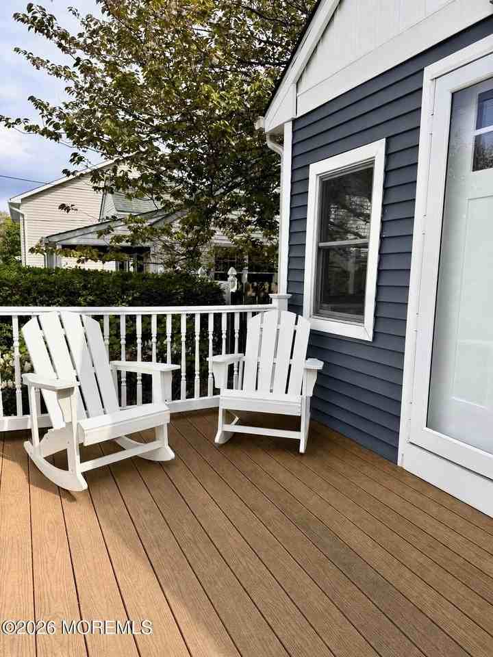 561 Monmouth Ave - Photo 2 of 33