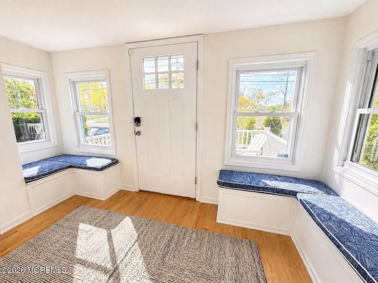 561 Monmouth Ave - Photo 3 of 33