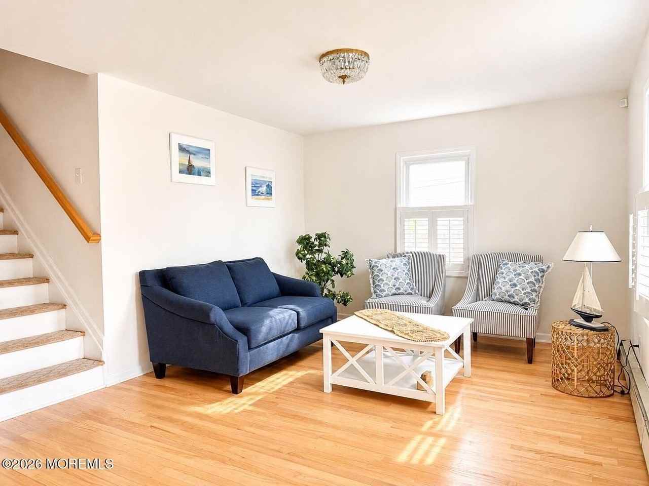 561 Monmouth Ave - Photo 4 of 33