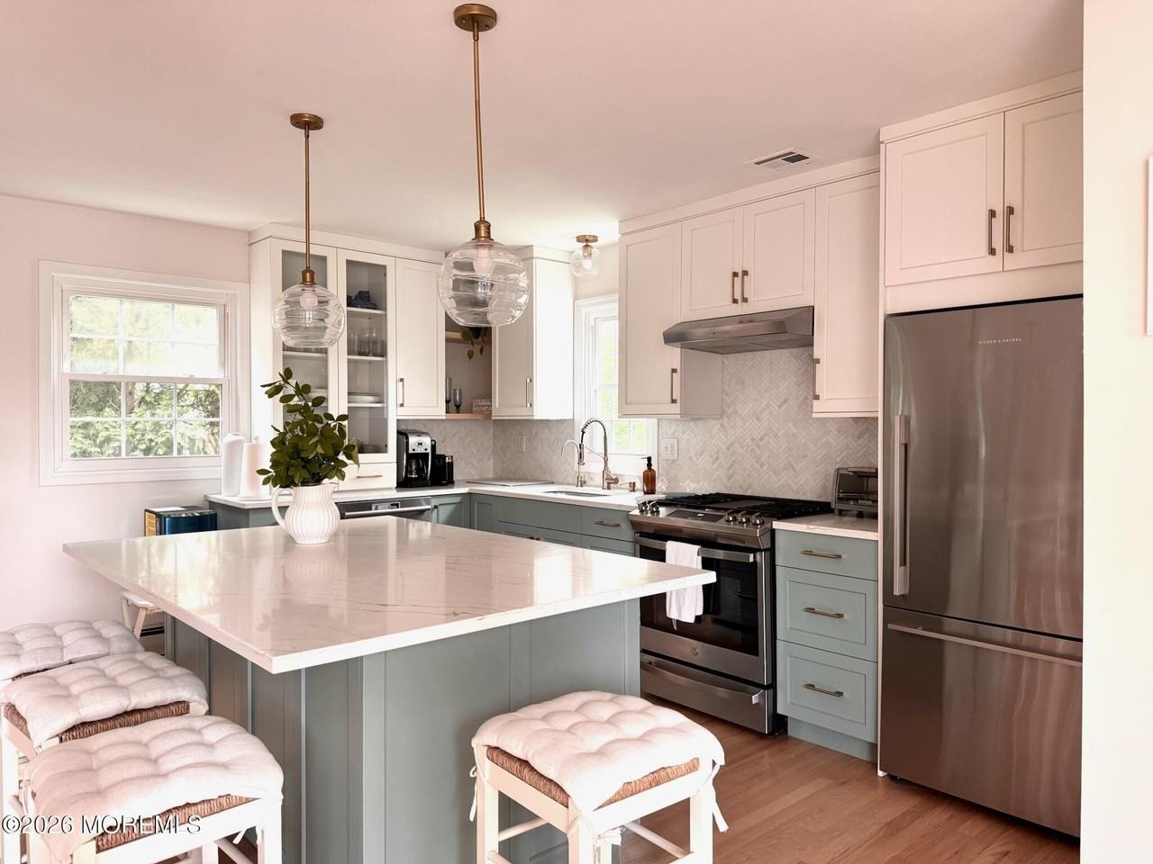561 Monmouth Ave - Photo 5 of 33
