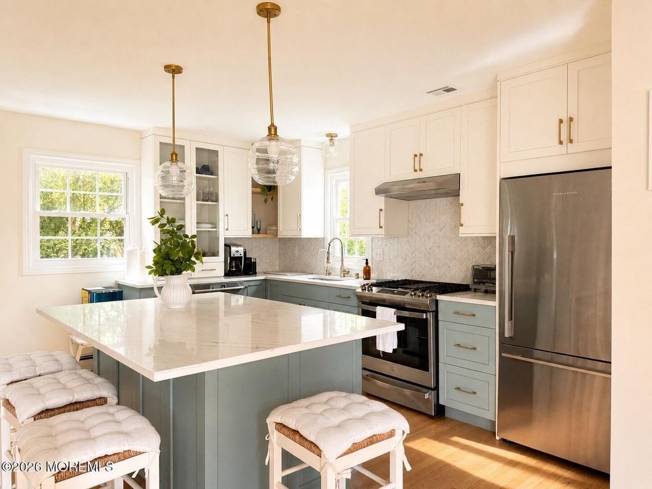 561 Monmouth Ave - Photo 6 of 33