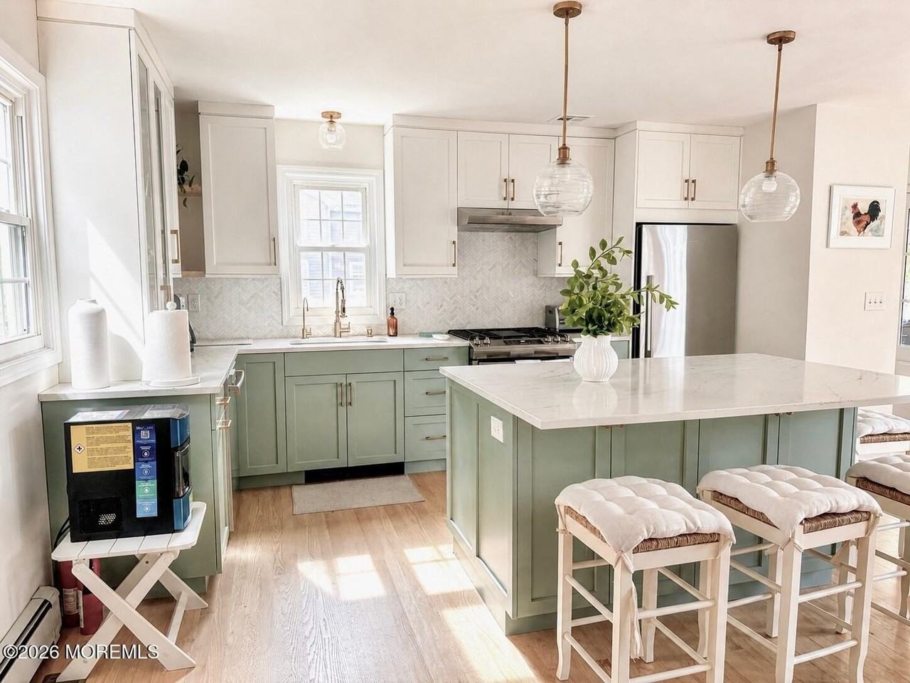 561 Monmouth Ave - Photo 7 of 33