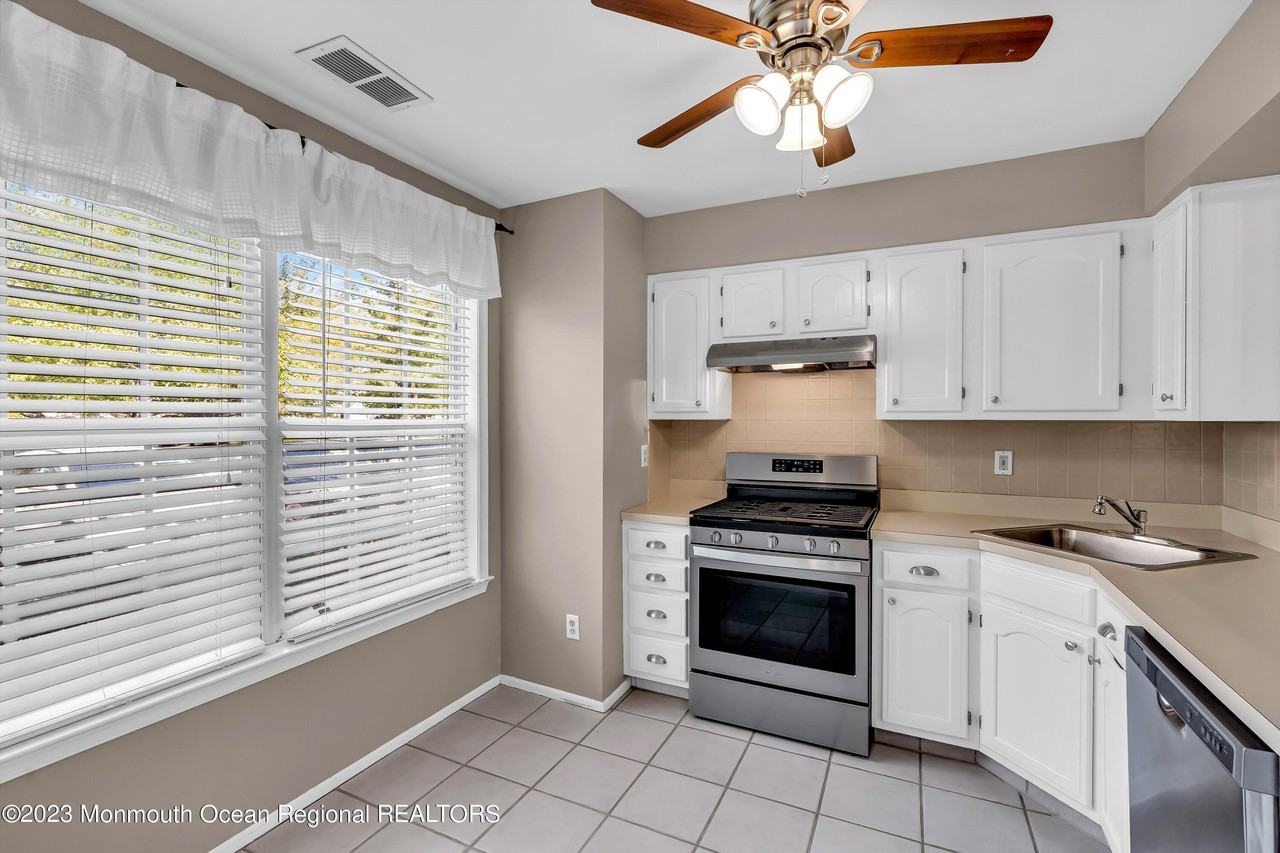 131 Wellington Ct #4-1 - Photo 3 of 25