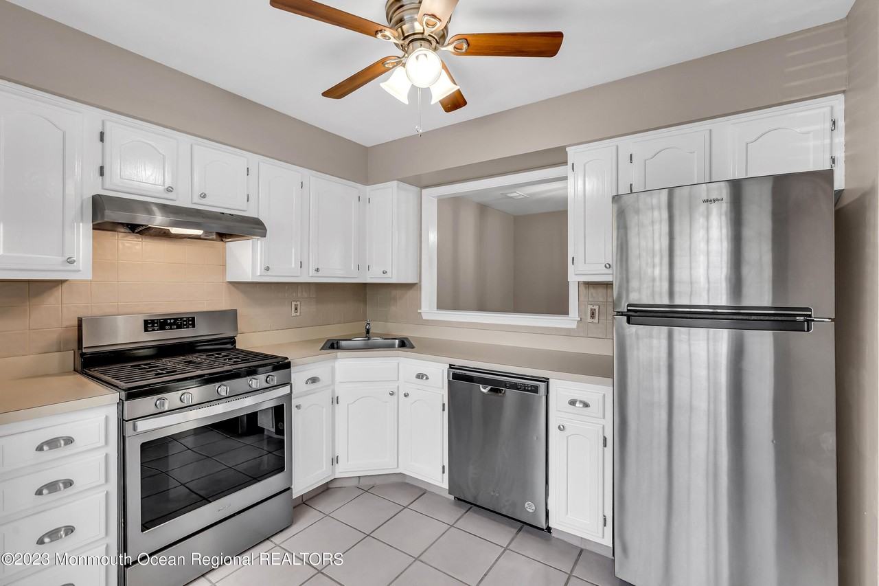 131 Wellington Ct #4-1 - Photo 4 of 25