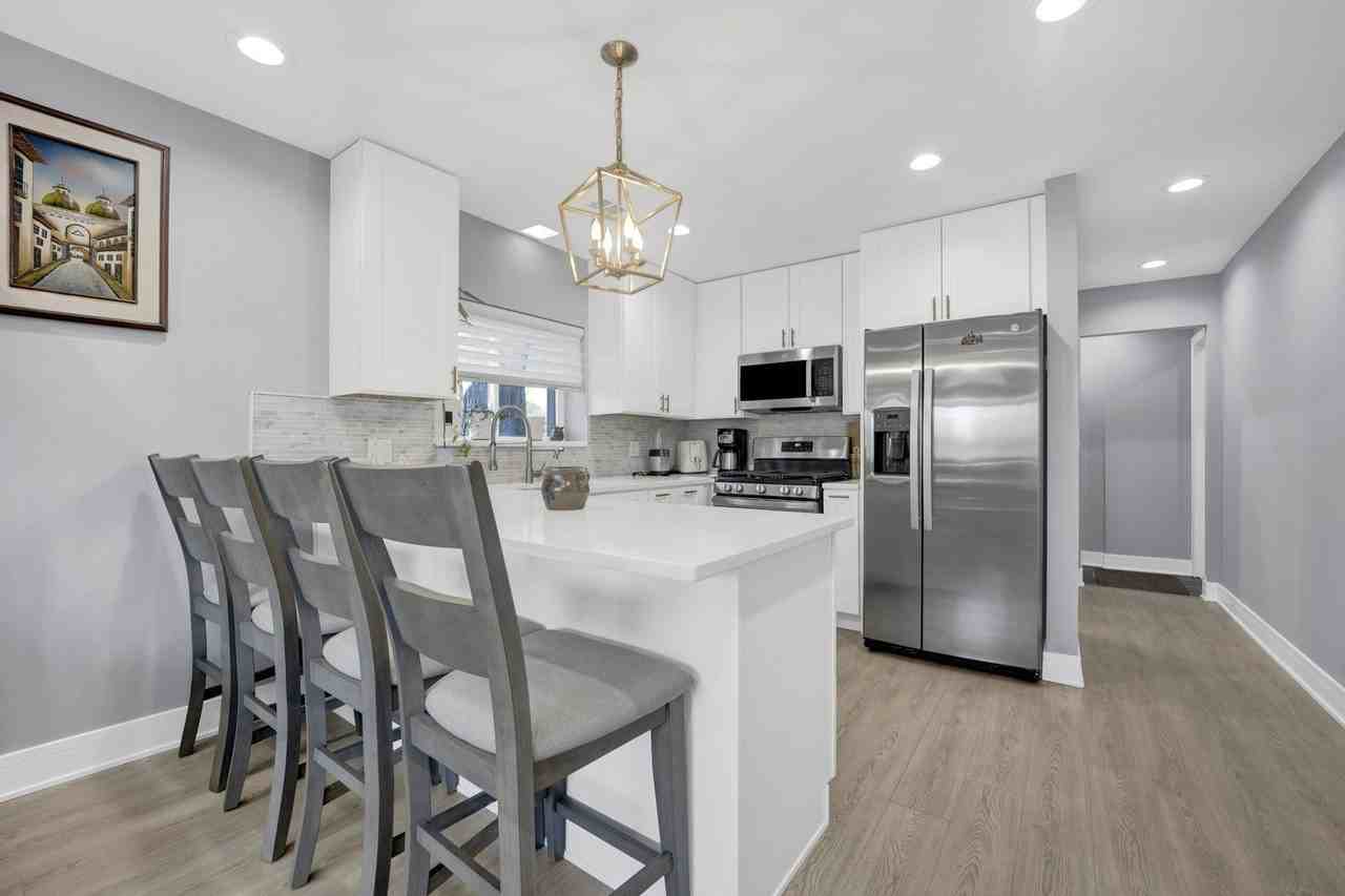 27W180 Cooley Ave #1 - Photo 4 of 12