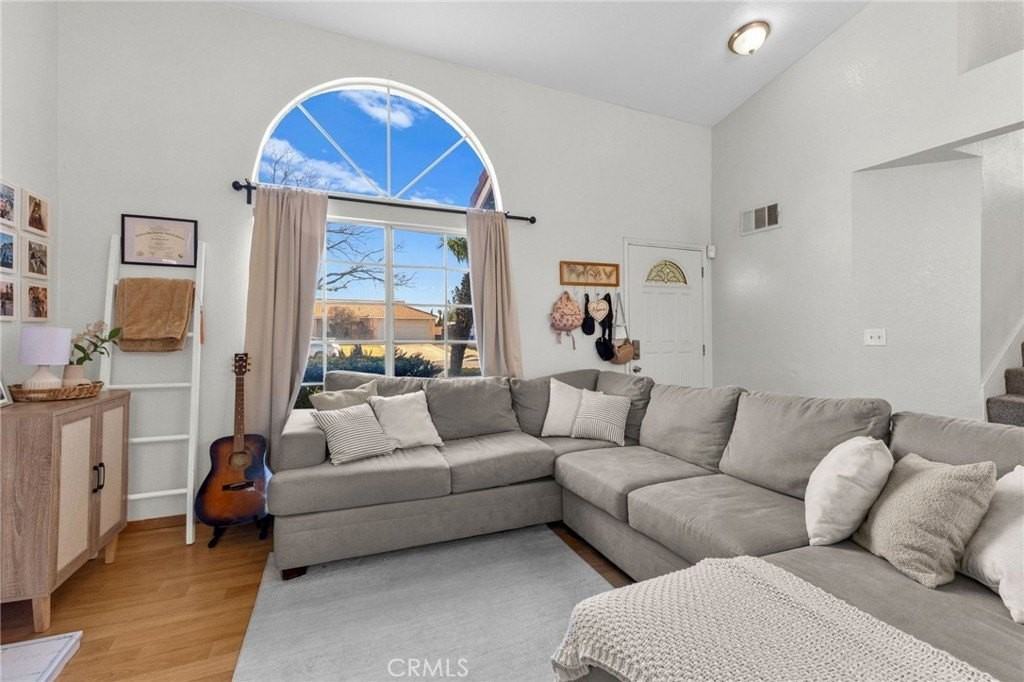 2266 N Forest Ave - Photo 6 of 41